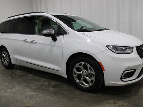 Used 2023 Chrysler Pacifica Limited FWD image 4