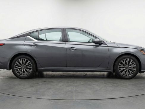 Used 2025 Nissan Altima 2.5 SV image 11