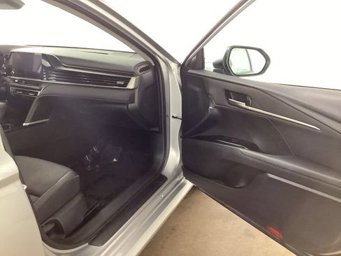 Used 2025 Toyota Camry LE FWD image 21
