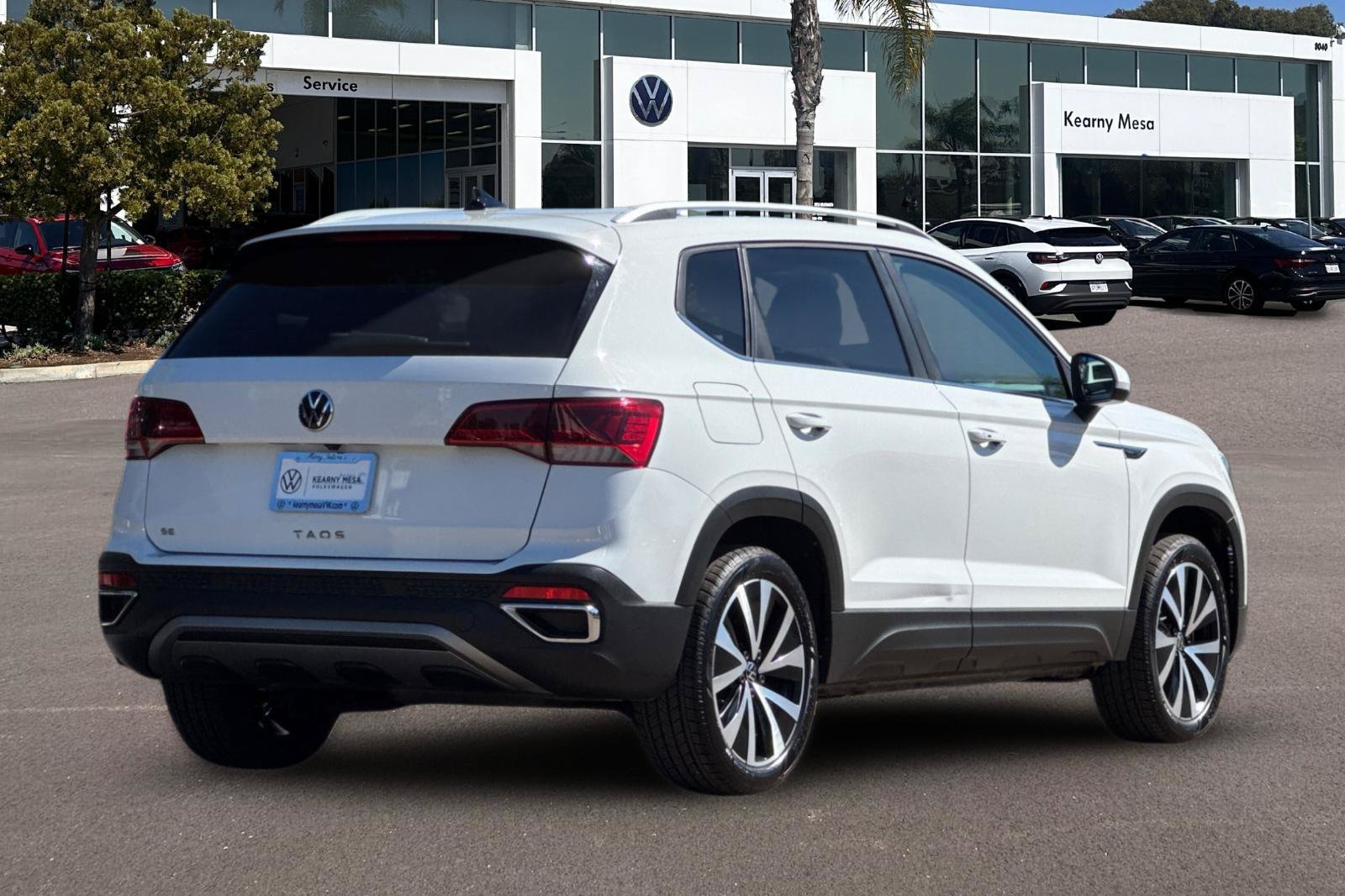Used 2023 Volkswagen Taos SE FWD image 4