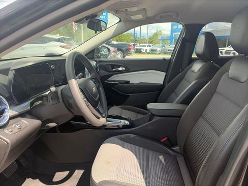 Used 2025 Chevrolet Trax LT FWD image 15
