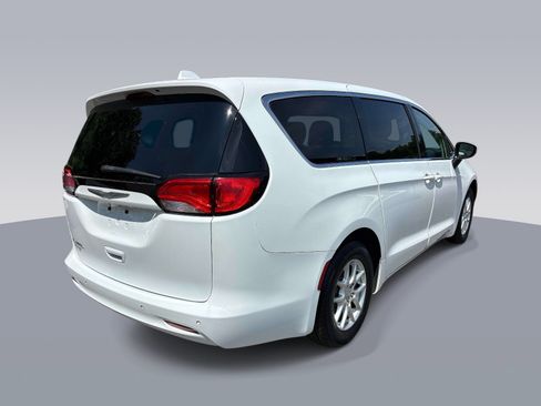 Used 2017 Chrysler Pacifica LX FWD image 3