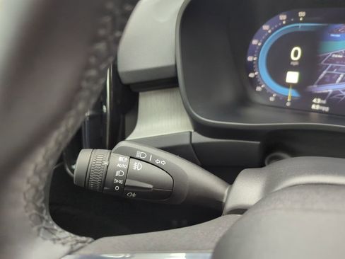 Used 2024 Volvo XC40 B5 Plus image 21