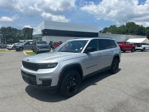 Used 2025 Jeep Grand Cherokee L Limited w/ Luxury Tech Group II RWD image 3