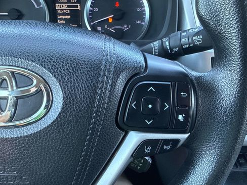 Used 2018 Toyota Highlander LE image 26