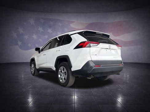 Used 2020 Toyota RAV4 LE FWD image 3