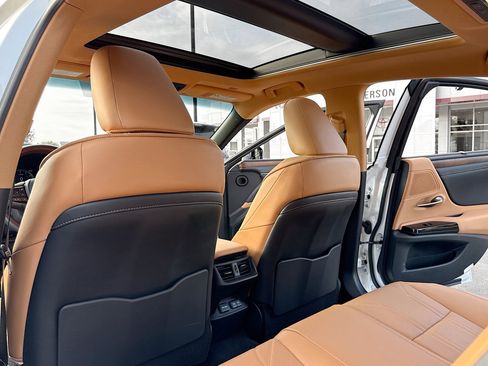 Certified 2023 Lexus ES 350 Ultra Luxury w/ Accessory Package (Z2) image 6