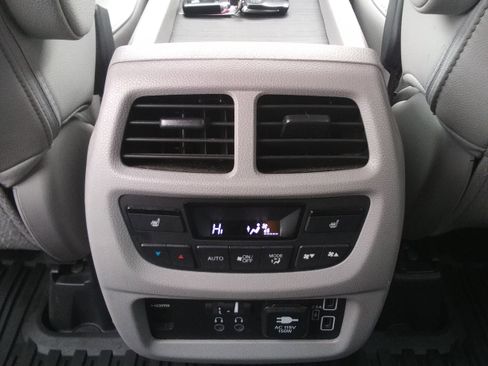 Used 2019 Honda Pilot Touring image 15