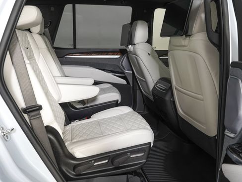 Used 2026 Cadillac Escalade Platinum Luxury w/ LPO, Floor Liner Package AWD/4WD image 10
