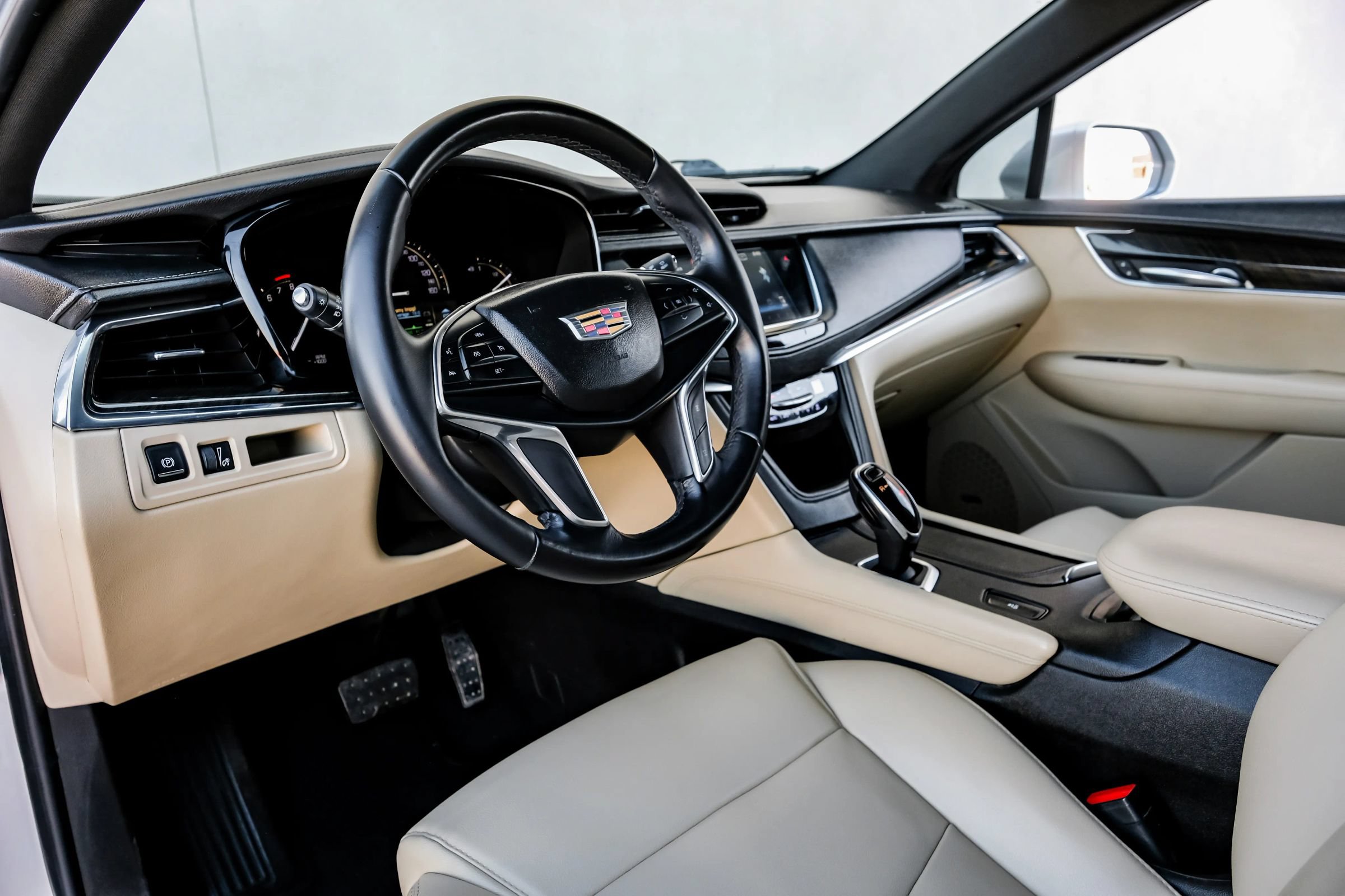 Used 2018 Cadillac XT5 FWD image 3