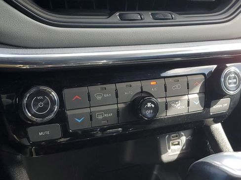 Used 2023 Jeep Compass Limited image 28