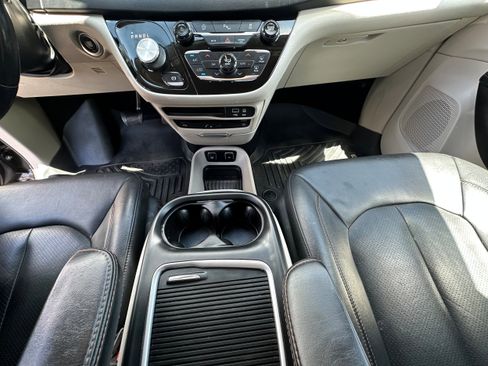 Used 2020 Chrysler Pacifica Touring-L Plus FWD image 25