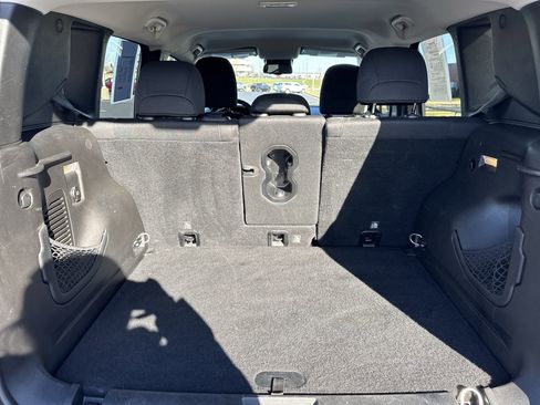 Used 2017 Jeep Renegade Latitude w/ Popular Equipment Group image 24