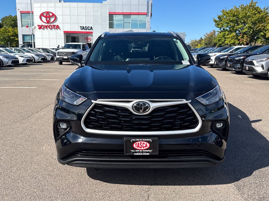 Used 2023 Toyota Highlander XLE AWD/4WD image 2