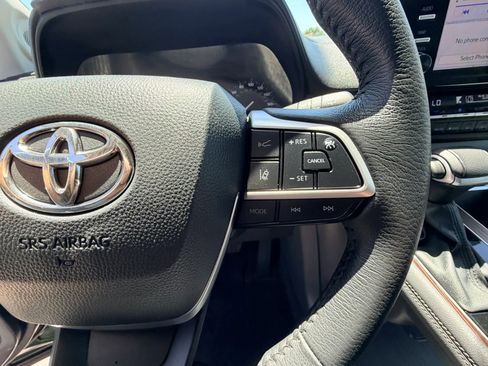 Used 2024 Toyota Sienna XLE w/ XLE Plus Package AWD/4WD image 15