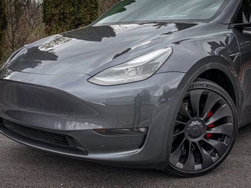 Used 2023 Tesla Model Y Performance image 2
