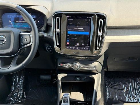 Certified 2025 Volvo XC40 B5 Plus AWD/4WD image 14