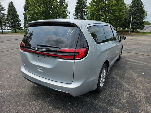 Used 2023 Chrysler Pacifica Touring-L FWD image 6