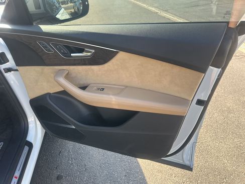 Used 2020 Audi Q8 Prestige w/ Prestige Package image 11