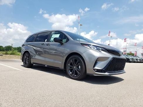 Used 2026 Toyota Sienna XSE FWD image 3