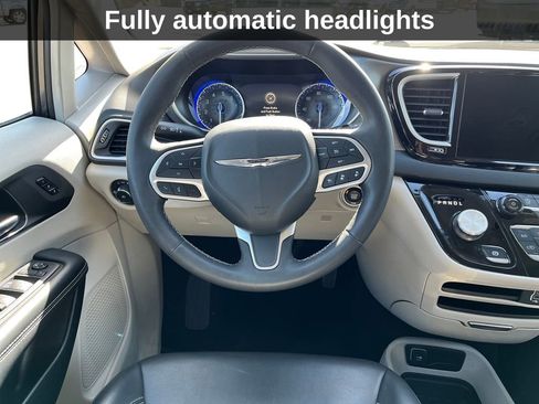 Used 2023 Chrysler Pacifica Touring-L FWD image 19