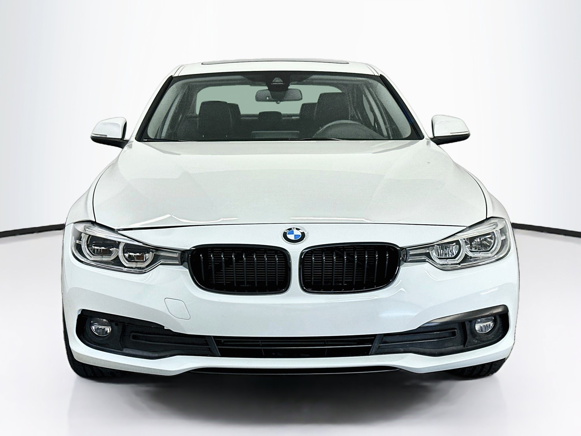Used 2018 BMW 320i xDrive Sedan w/ Premium Package AWD/4WD image 2