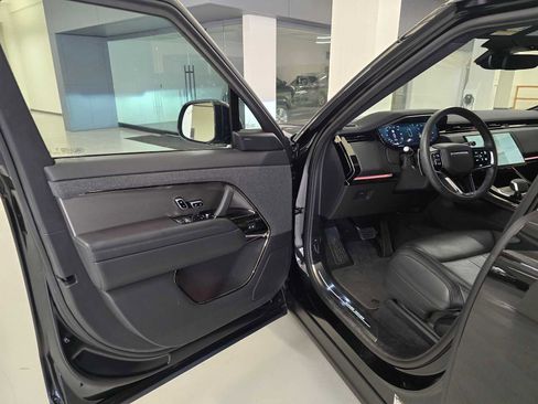 Used 2025 Land Rover Range Rover Sport SE AWD/4WD image 22