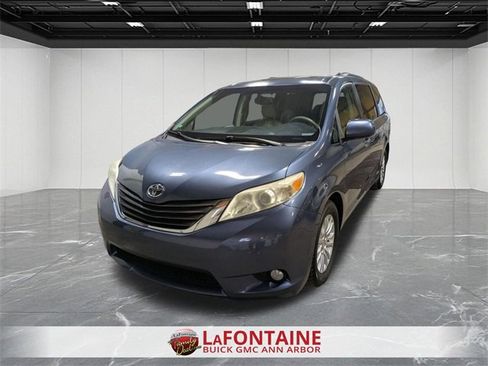 Used 2013 Toyota Sienna XLE image 1
