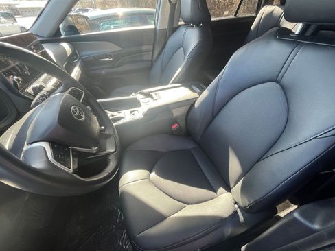 Used 2025 Toyota Grand Highlander XLE image 33