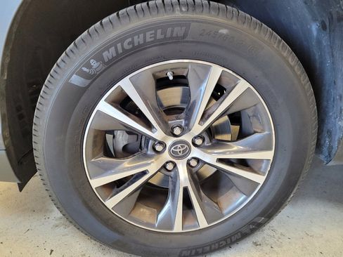 Used 2018 Toyota Highlander LE image 31