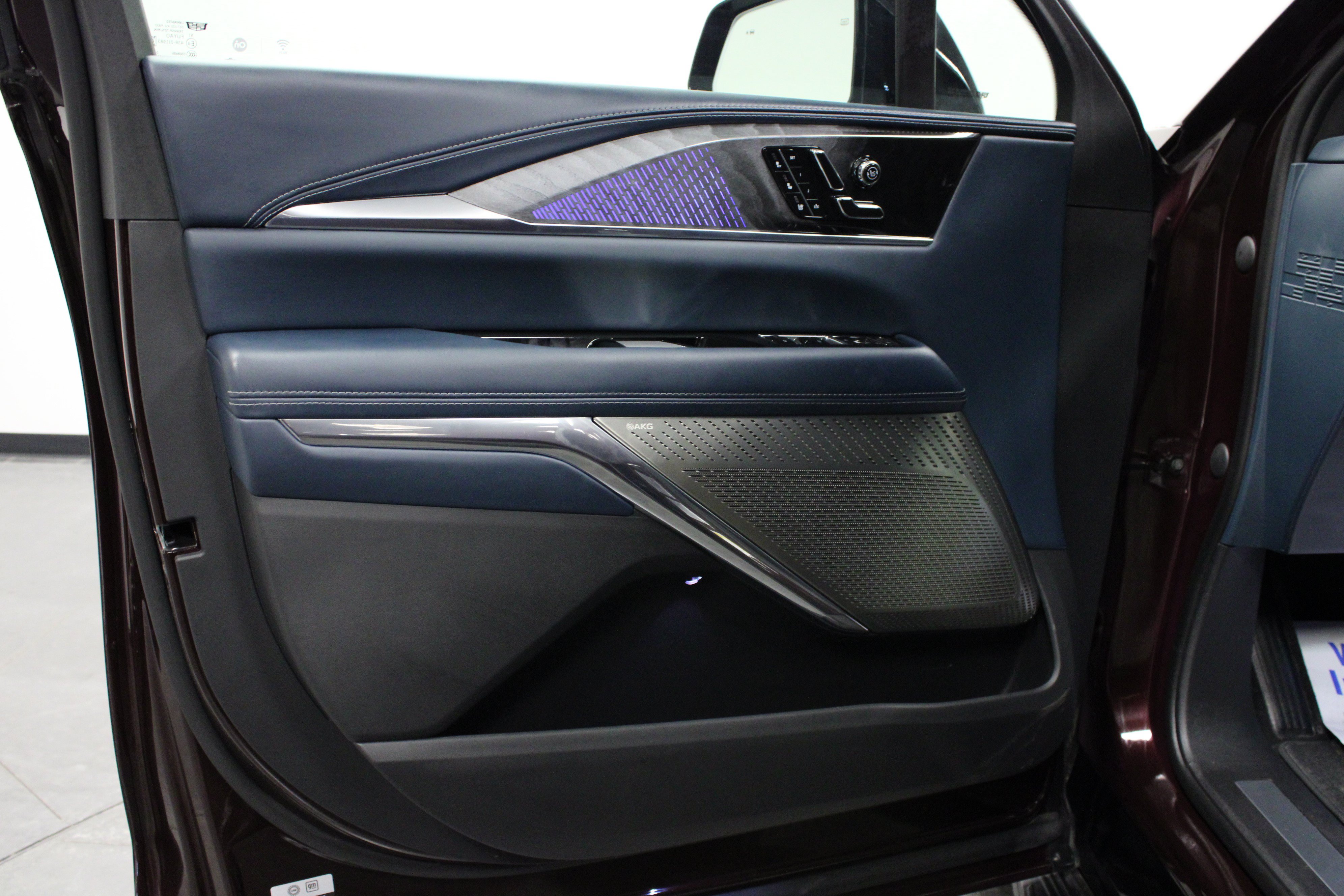 Used 2025 Cadillac Escalade IQ Luxury 2 w/ LPO, Premium Carpet Package AWD/4WD image 11