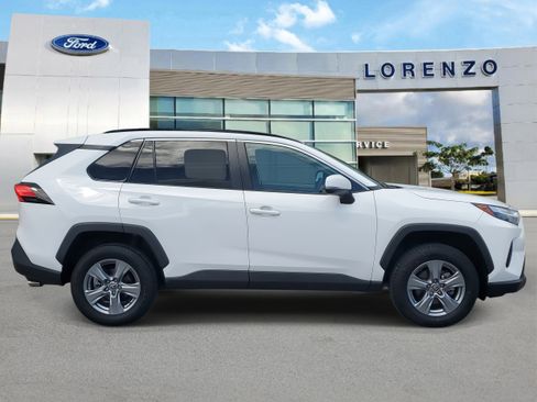 Used 2022 Toyota RAV4 XLE w/ Convenience Package image 4