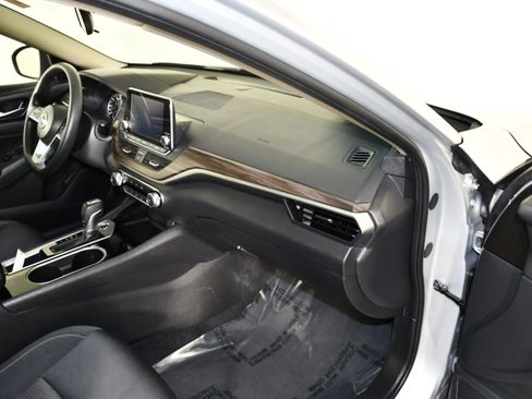 Used 2024 Nissan Altima 2.5 SV FWD image 40