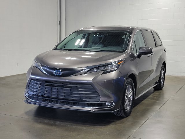 Used 2022 Toyota Sienna XLE FWD image 2