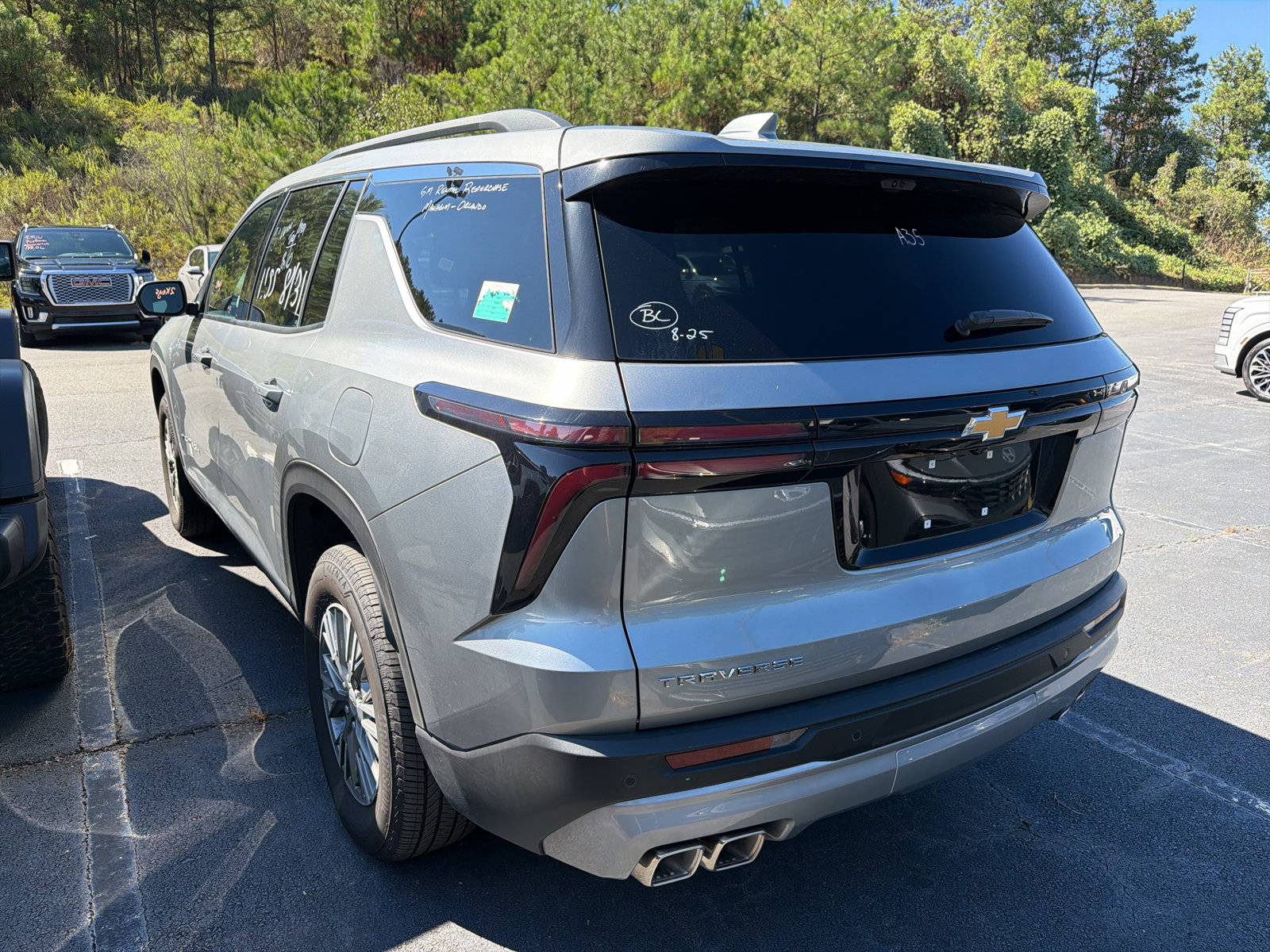 Used 2026 Chevrolet Traverse LT w/ Driver Confidence Package FWD image 3