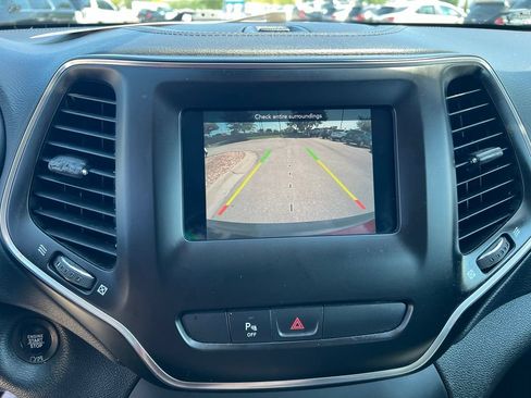 Used 2020 Jeep Cherokee Latitude Plus w/ Cold Weather Group AWD/4WD image 35