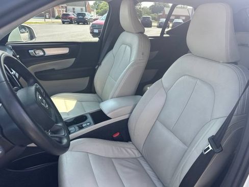 Used 2022 Volvo XC40 T4 Momentum FWD image 11