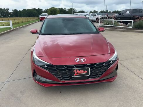 Used 2023 Hyundai Elantra Limited w/ Preferred Accessory Package FWD image 4
