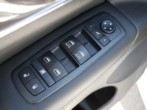 Used 2018 Jeep Grand Cherokee Overland AWD/4WD image 13