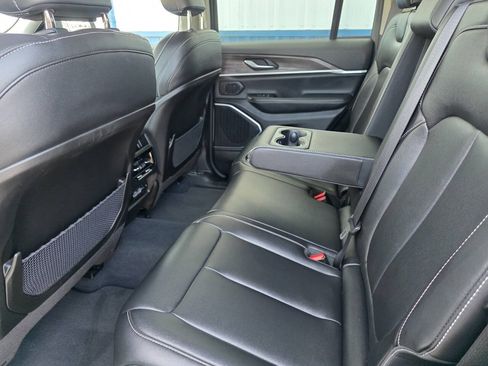 Used 2023 Jeep Grand Cherokee Limited w/ Black Appearance Package AWD/4WD image 17