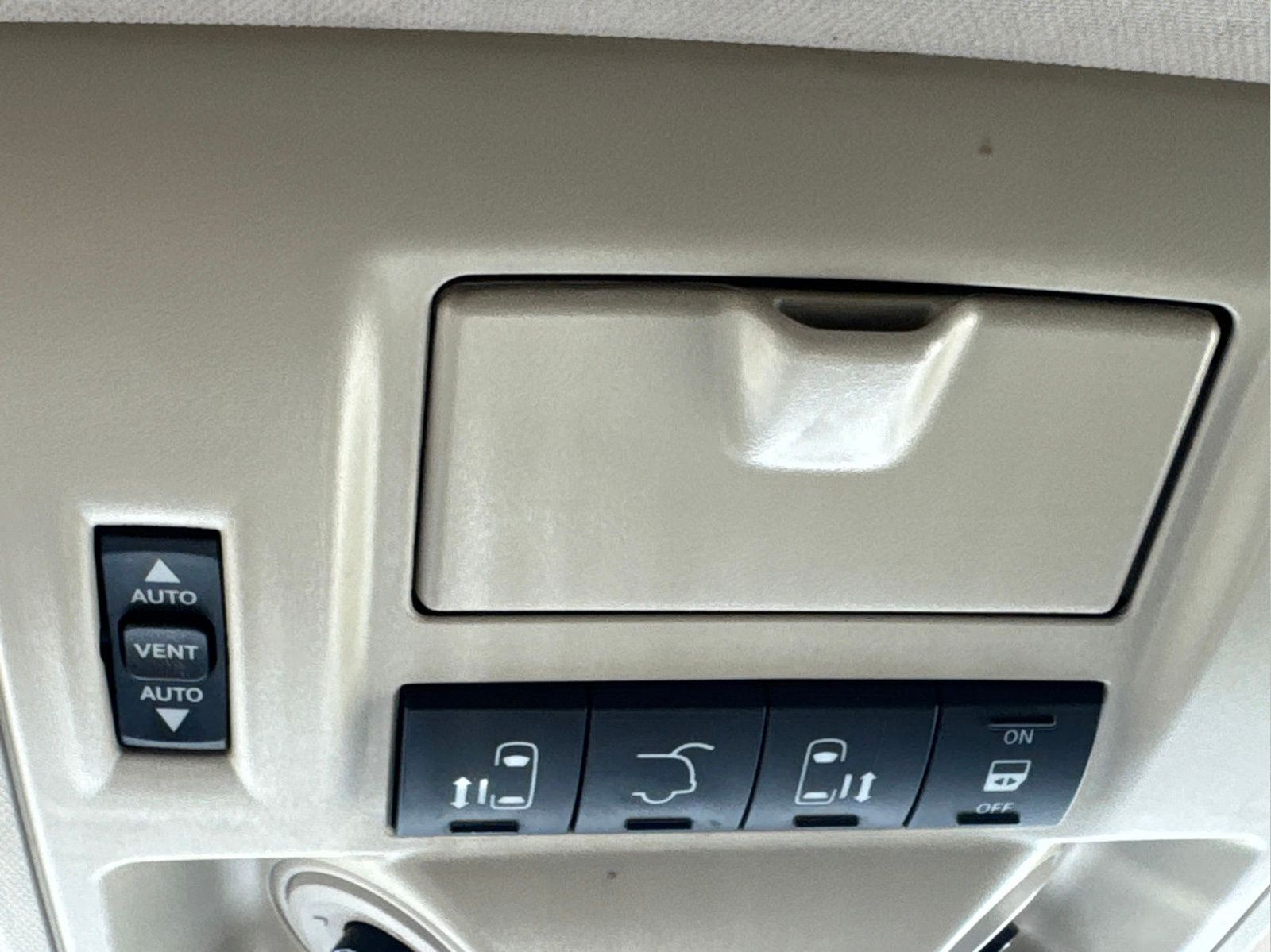 Certified 2016 Chrysler Town & Country Limited FWD image 35