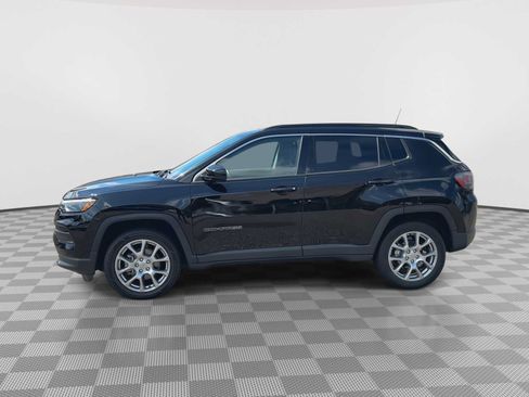 Used 2022 Jeep Compass Latitude w/ Sun and Sound Group AWD/4WD image 5
