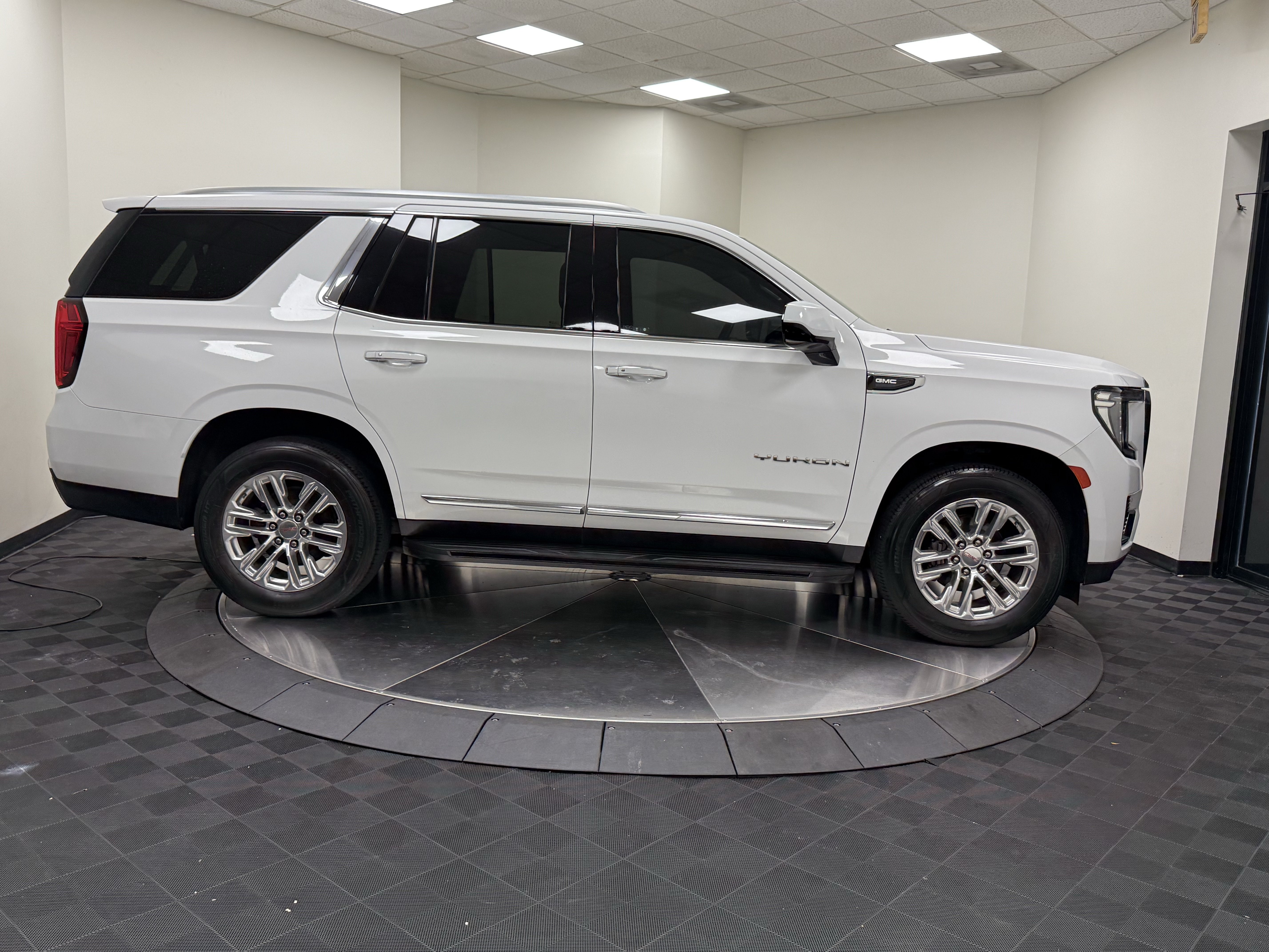 Used 2021 GMC Yukon SLT RWD image 8