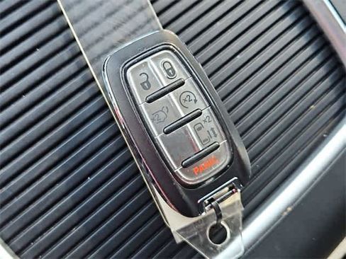 Used 2023 Chrysler Pacifica Touring-L image 34