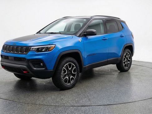 Used 2025 Jeep Compass Trailhawk image 3