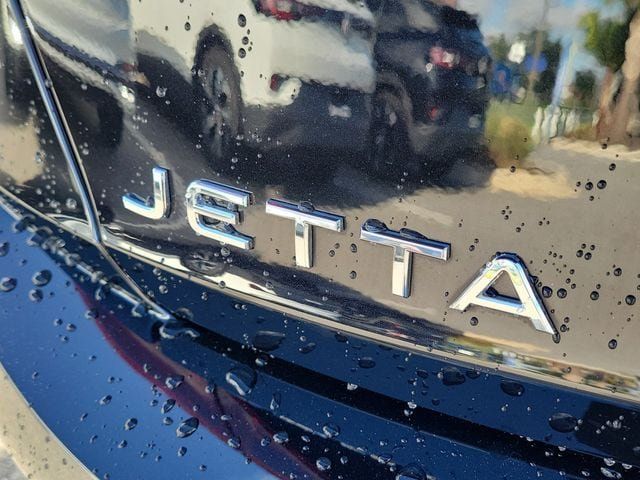 Certified 2023 Volkswagen Jetta SE w/ Panoramic Sunroof Package FWD image 6