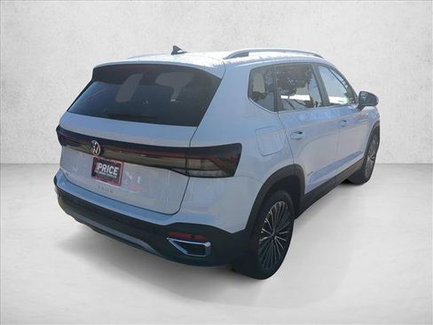Used 2026 Volkswagen Taos SE FWD image 5