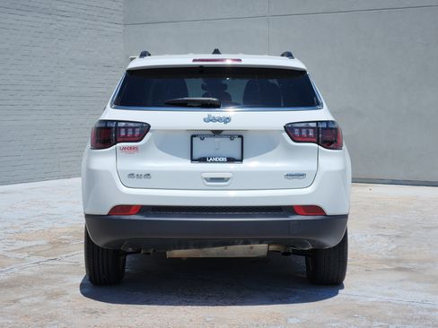 Used 2025 Jeep Compass Latitude AWD/4WD image 7