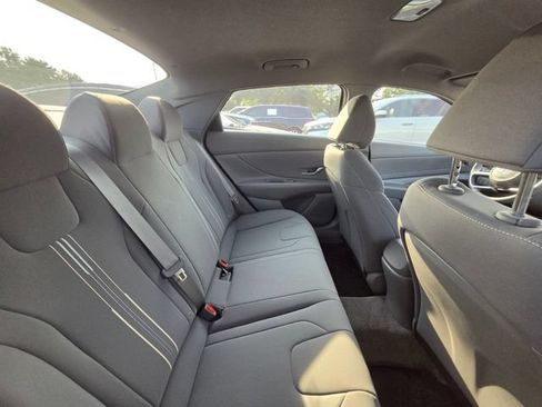 Used 2023 Hyundai Elantra SEL w/ Convenience Package FWD image 9