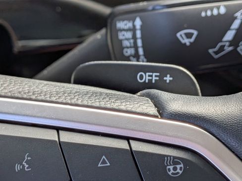 Used 2025 Volkswagen Atlas SE image 32